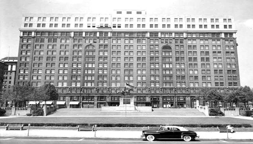 DUPONT BUILDIG AT RODNEY SQUARE IN WILMINGTON DE 1950s