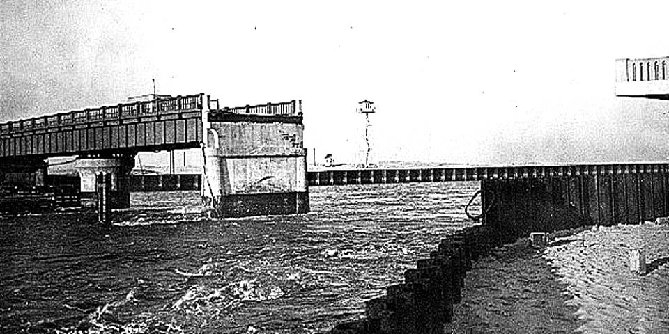 INDIAN RIVER BRIDGE IN SOUTHERN DELAWARE AFTER A STORM IN 1948 - C