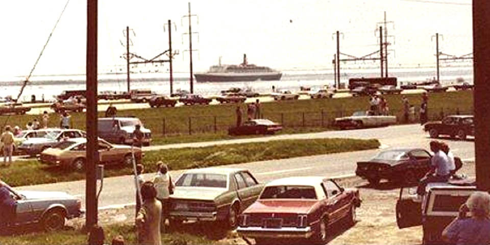 Northward bound the QE2 ship on the Delaware River in Claymont Delaware 4-25-1982