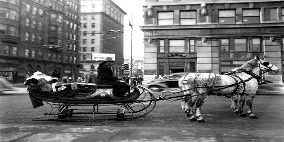 SANTA ON A HORSE SLED ON 10th AND MARKET STREETS IN WILMINGTON DELAWARE 1940s
