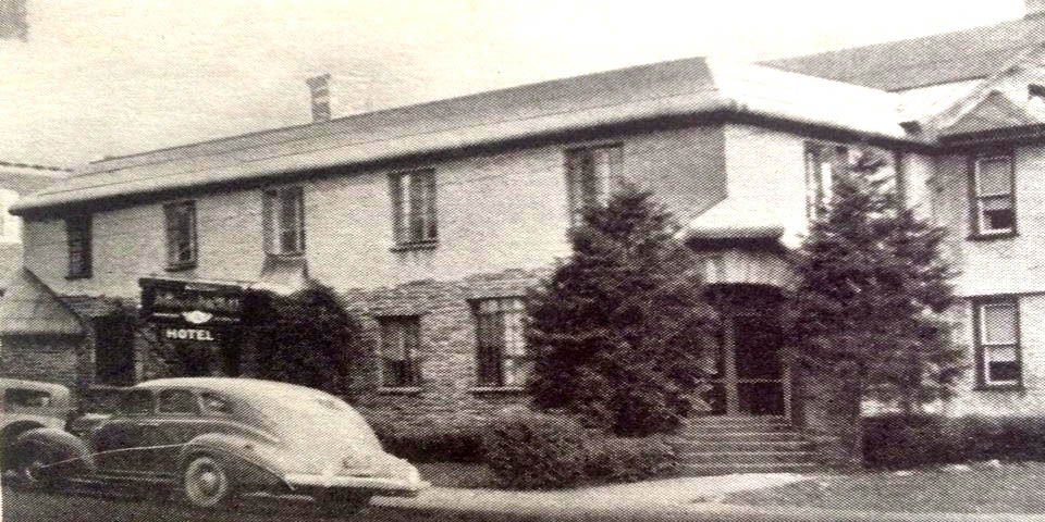 WASHINGTON HOUSE HOTEL - LATER STONE BALLOON - ON MAIN STEET IN NEWARK DELAWARE CIRCA 1930s