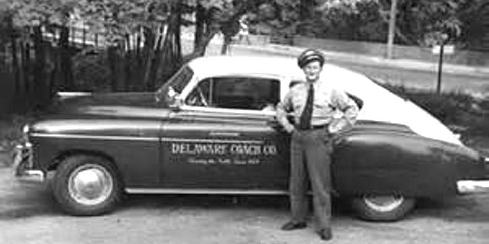 WILMINGTON DELAWARE CABBY CIRCA 1950s